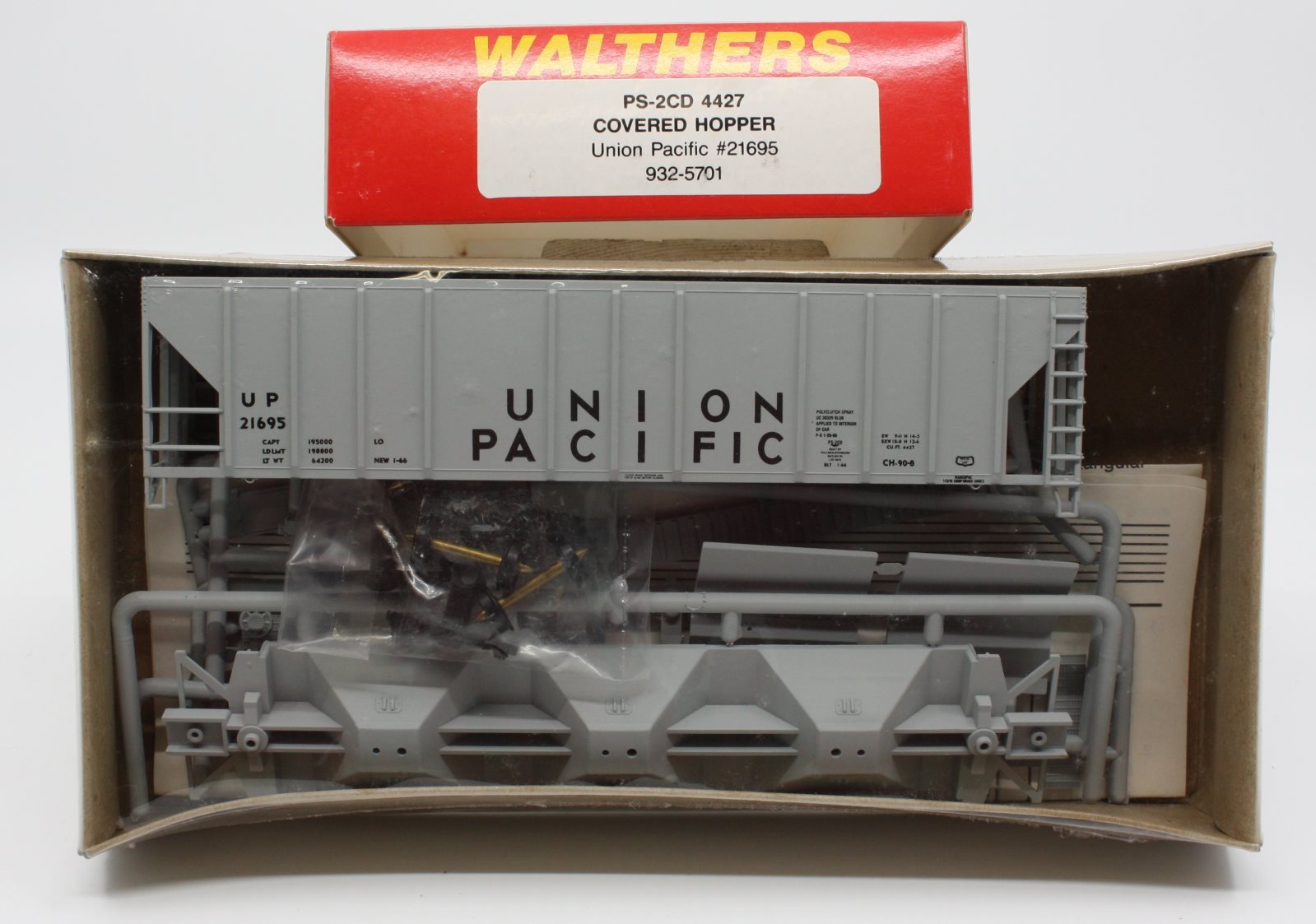 Walthers 932-5701 HO Union Pacific PS-2CD 4427 Covered Hopper #21695 Kit
