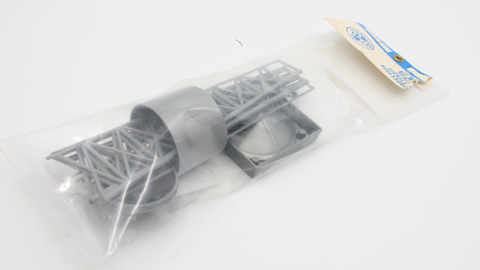NJ International 1971 HO/N/O Water Tower Plastic Kit
