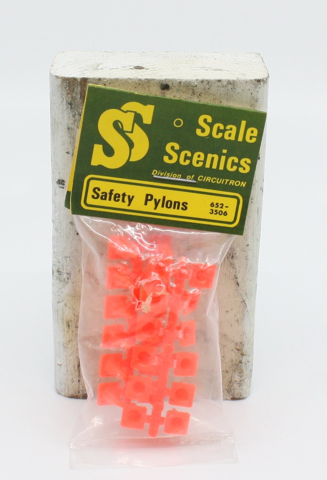 Scale Scenics 652-3506 HO Division of Circuitron Safety Pylons Traffic Cones