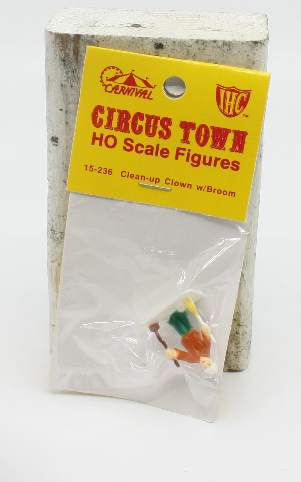 IHC 15-236 HO Circus Town Clean Up Clown With a Broom