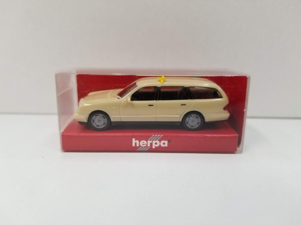 Herpa 043571 HO Mercedes-Benz E 220T Taxi