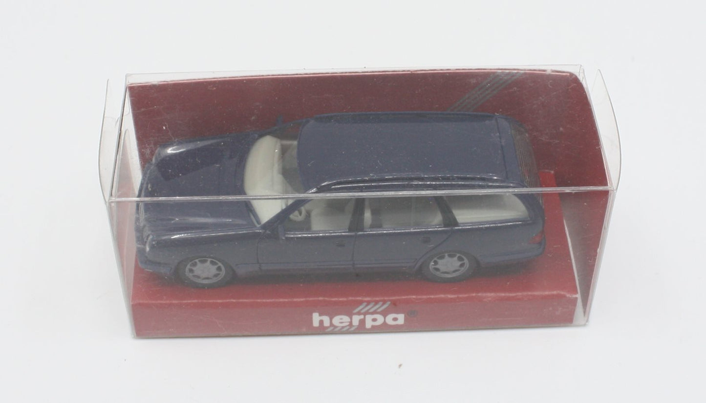 Herpa 022118 HO Mercedes-Benz E 320 Touring S202 in Blue