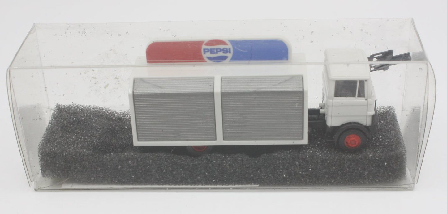 Praline 3002 HO Pepsi delivery Car