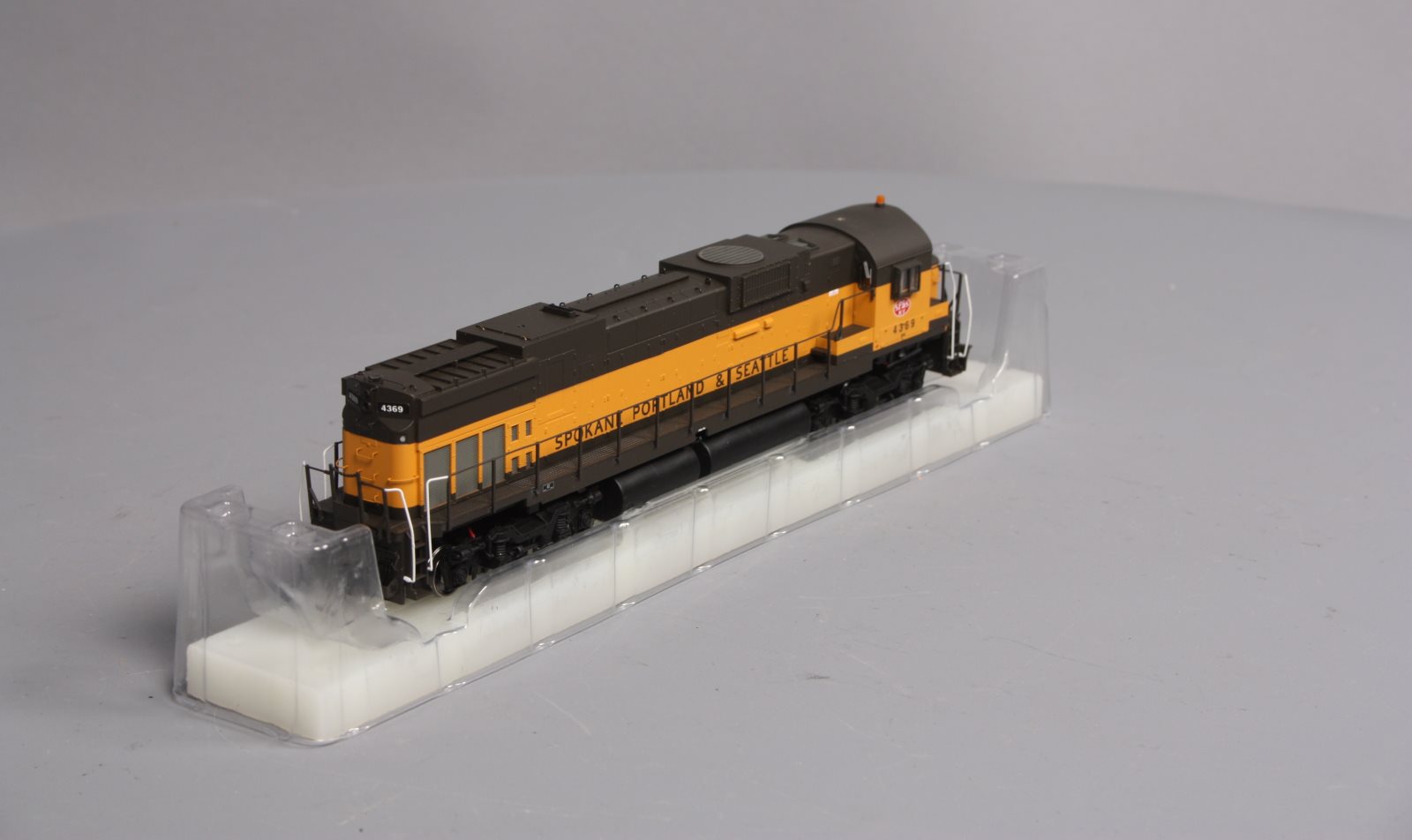 Bowser 23596 HO SP&S/BN C636 Diesel Locomotive w/DCC & Sound #4369
