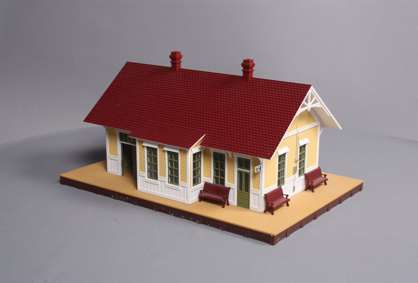 MTH 30-90303 Maroon/Cream Country Passenger Depot