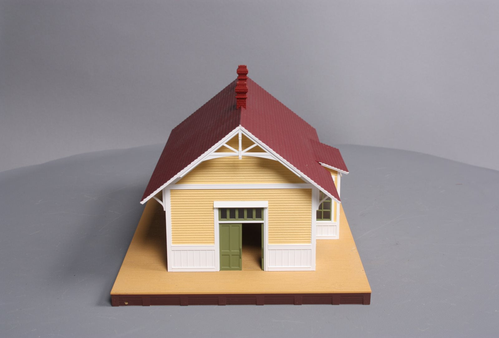 MTH 30-90303 Maroon/Cream Country Passenger Depot