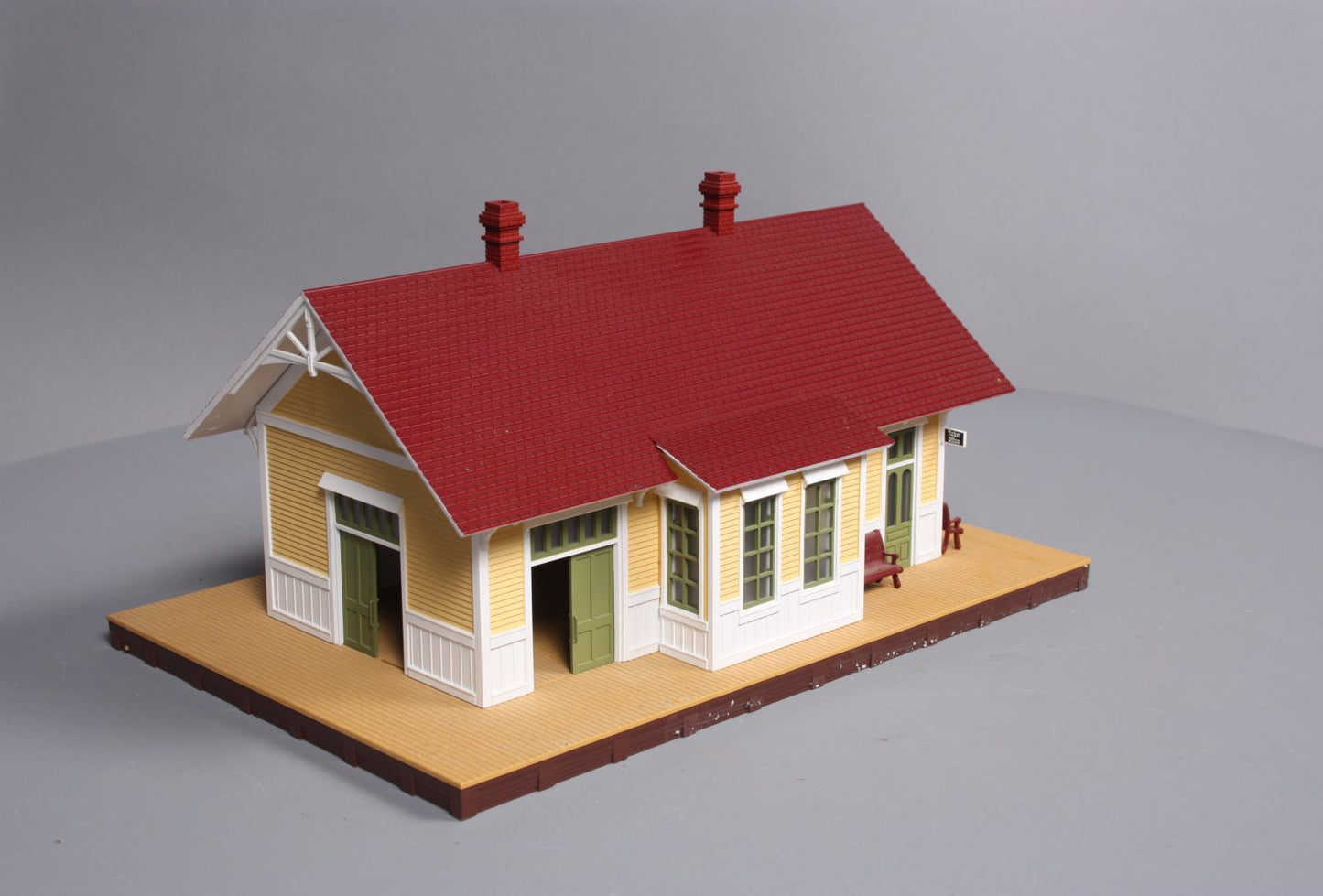 MTH 30-90303 Maroon/Cream Country Passenger Depot