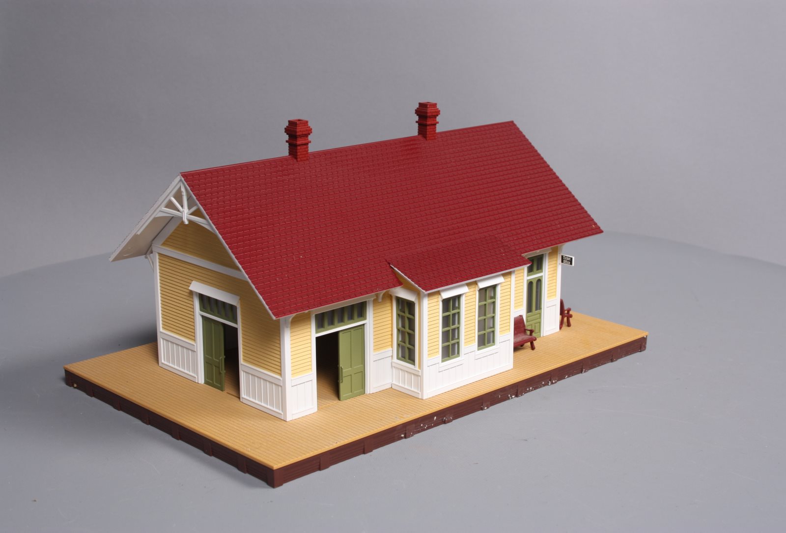 MTH 30-90303 Maroon/Cream Country Passenger Depot