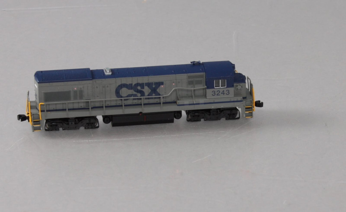 Atlas 45974 N Scale CSX U23B Diesel Locomotive #3243