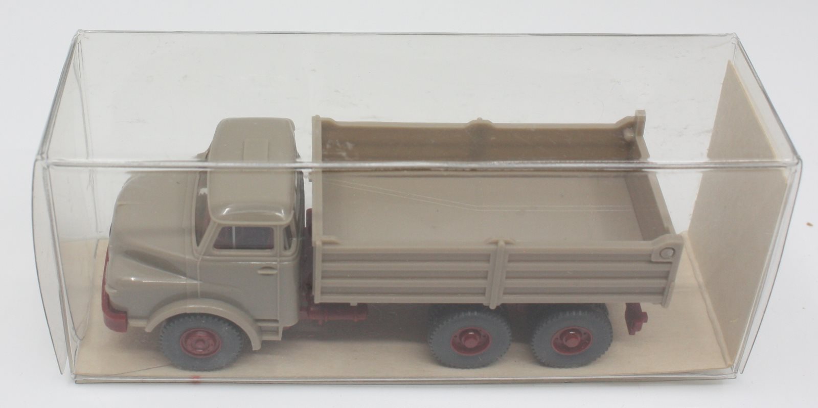 Wiking 6730118 HO Taupe Man Flat Tipper Truck