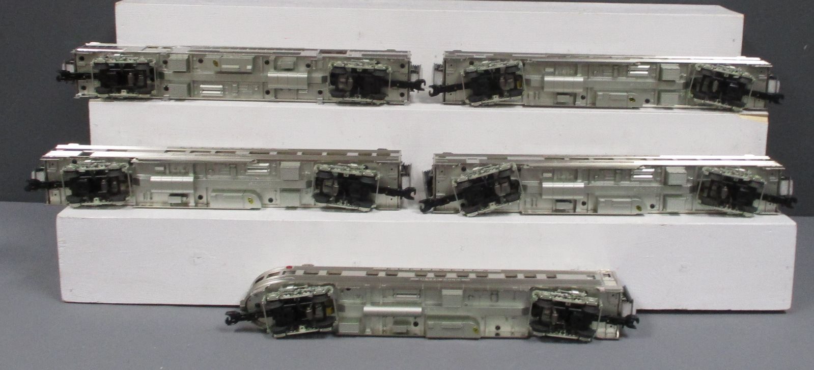 MTH 20-65133 O Burlington 70' Streamlined Ribbed Sided Passenger Set (Set of 5)