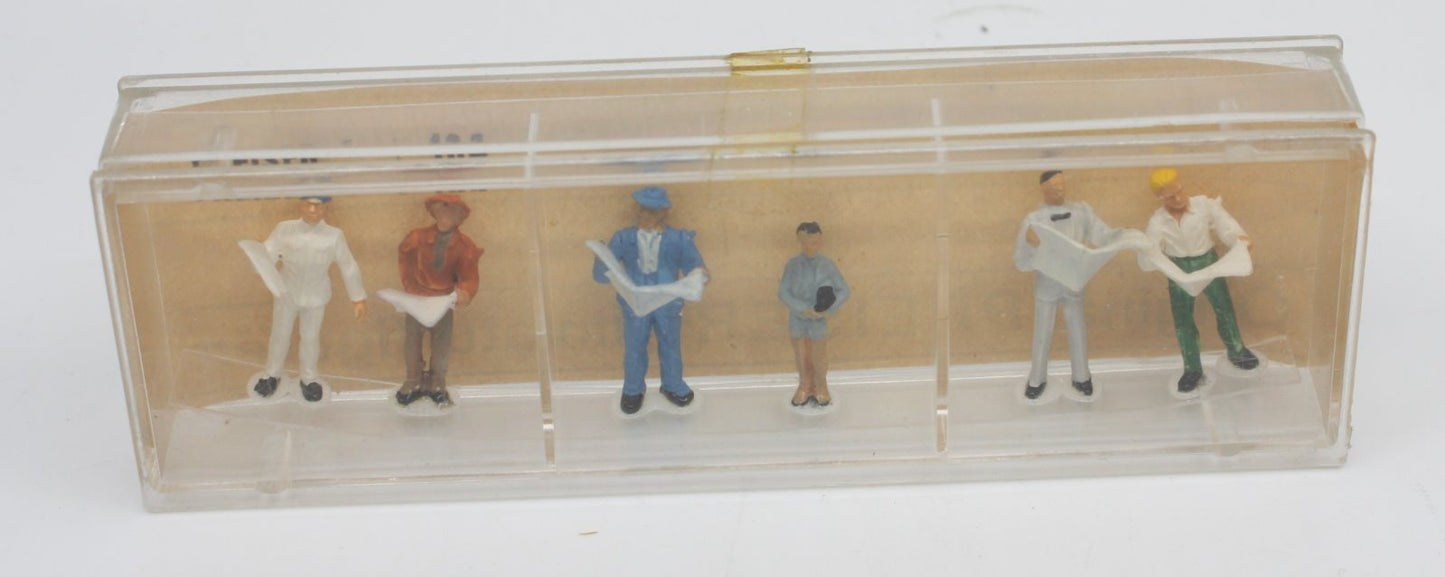 Preiser 104 HO Pedestrians Reading The Newspapper Figures (Set of 6)