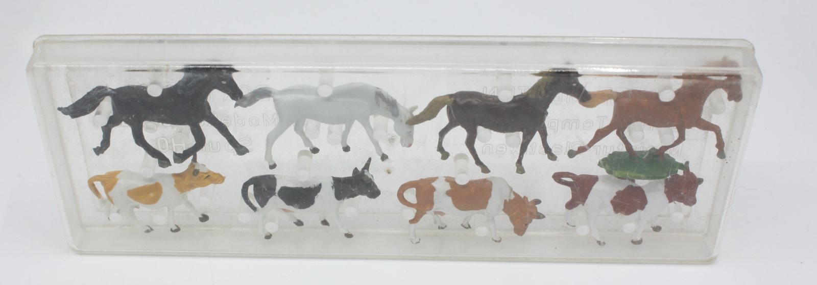 Merten 1001 HO Figure Pack 4 Horses and 4 Cows