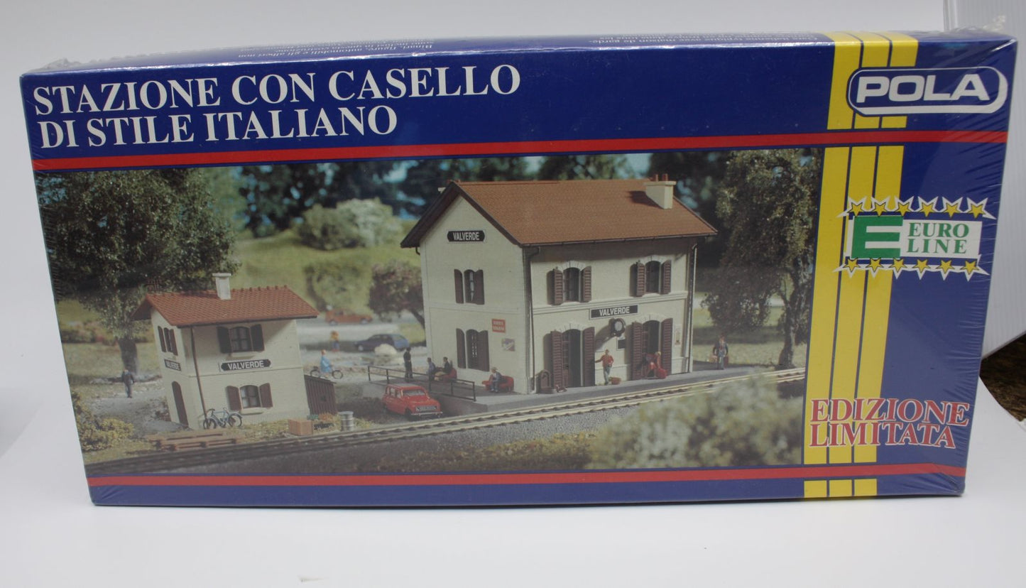 Pola 2062 HO Scale Station With Italian Style Tollgate