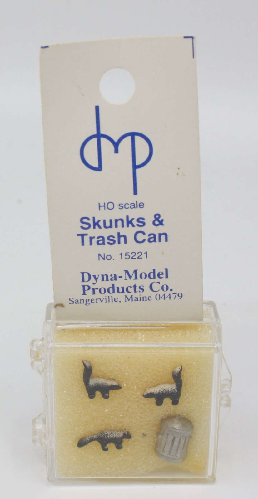 Dyna-Model 15221 HO Skunks and Trash Can