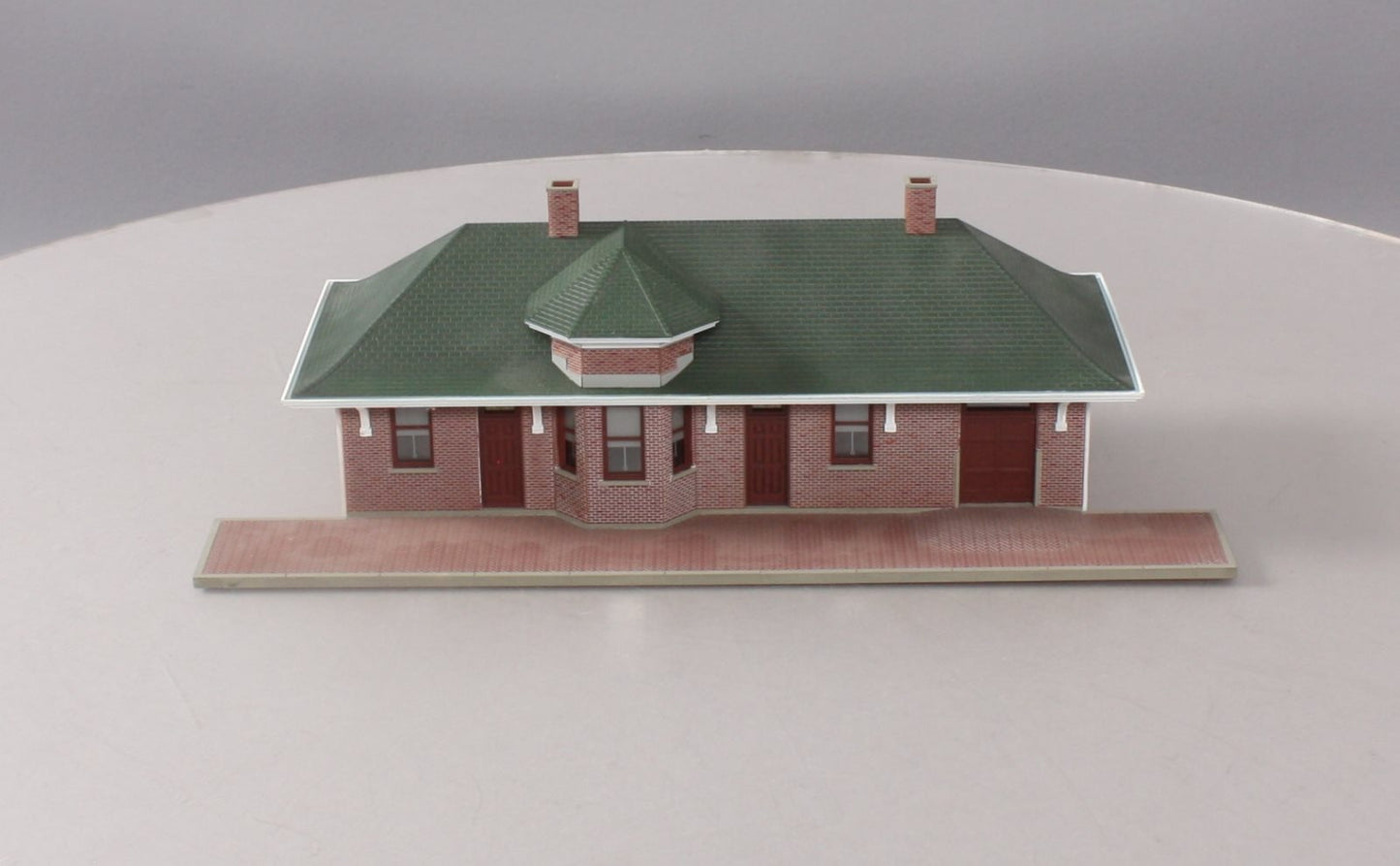 Walthers 933-2831 HO Scale Pella Brick Depot W/ Figures & Accessories Built-Ups