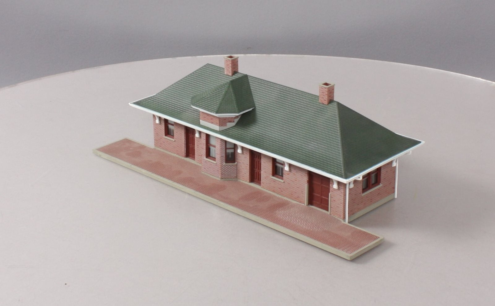 Walthers 933-2831 HO Scale Pella Brick Depot W/ Figures & Accessories Built-Ups