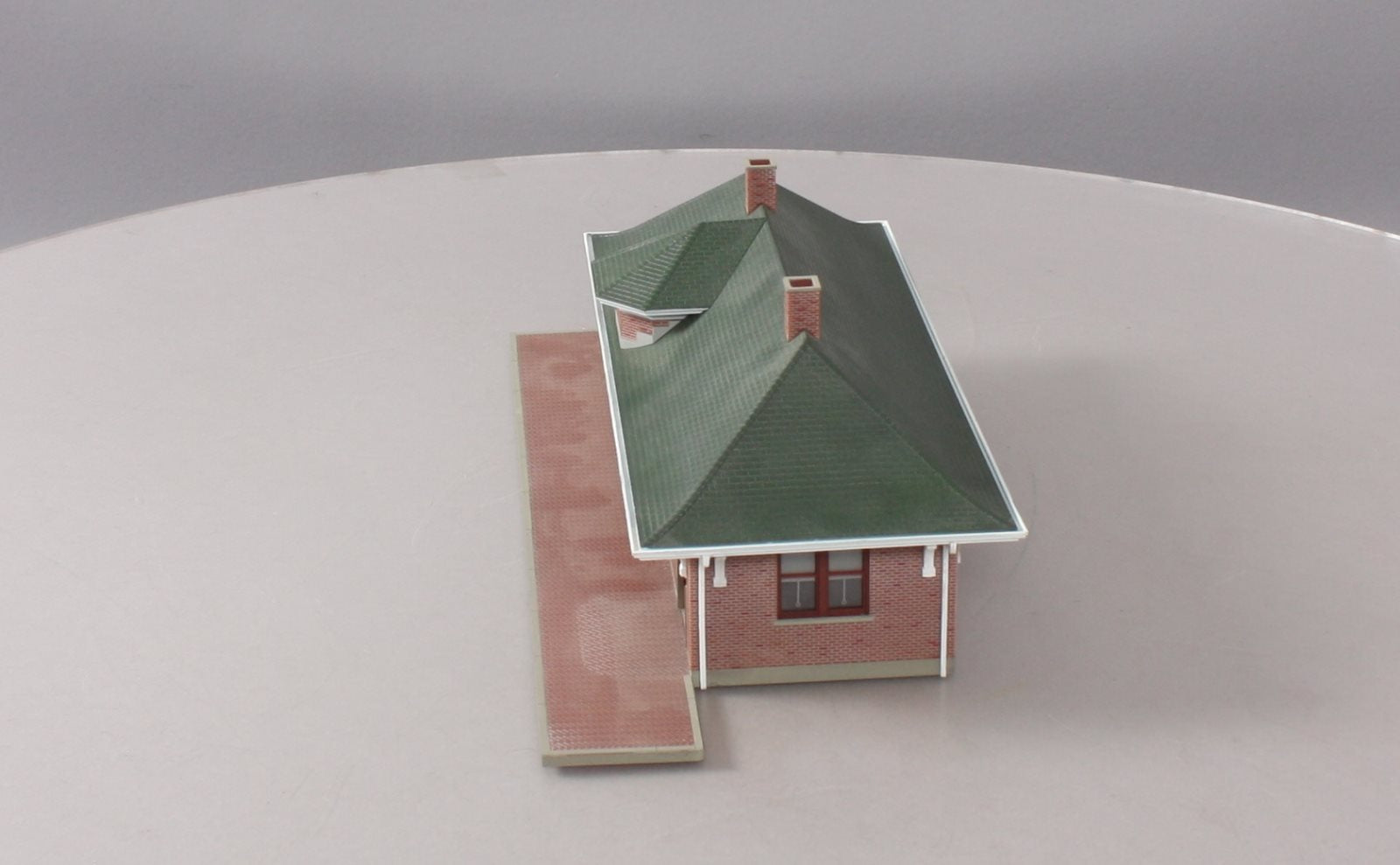Walthers 933-2831 HO Scale Pella Brick Depot W/ Figures & Accessories Built-Ups