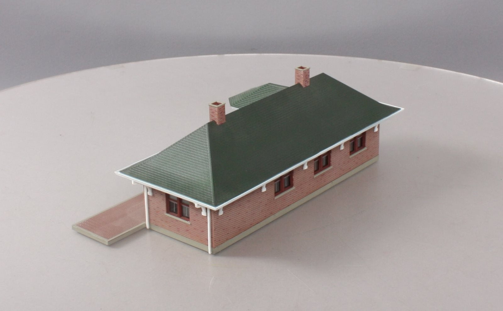 Walthers 933-2831 HO Scale Pella Brick Depot W/ Figures & Accessories Built-Ups