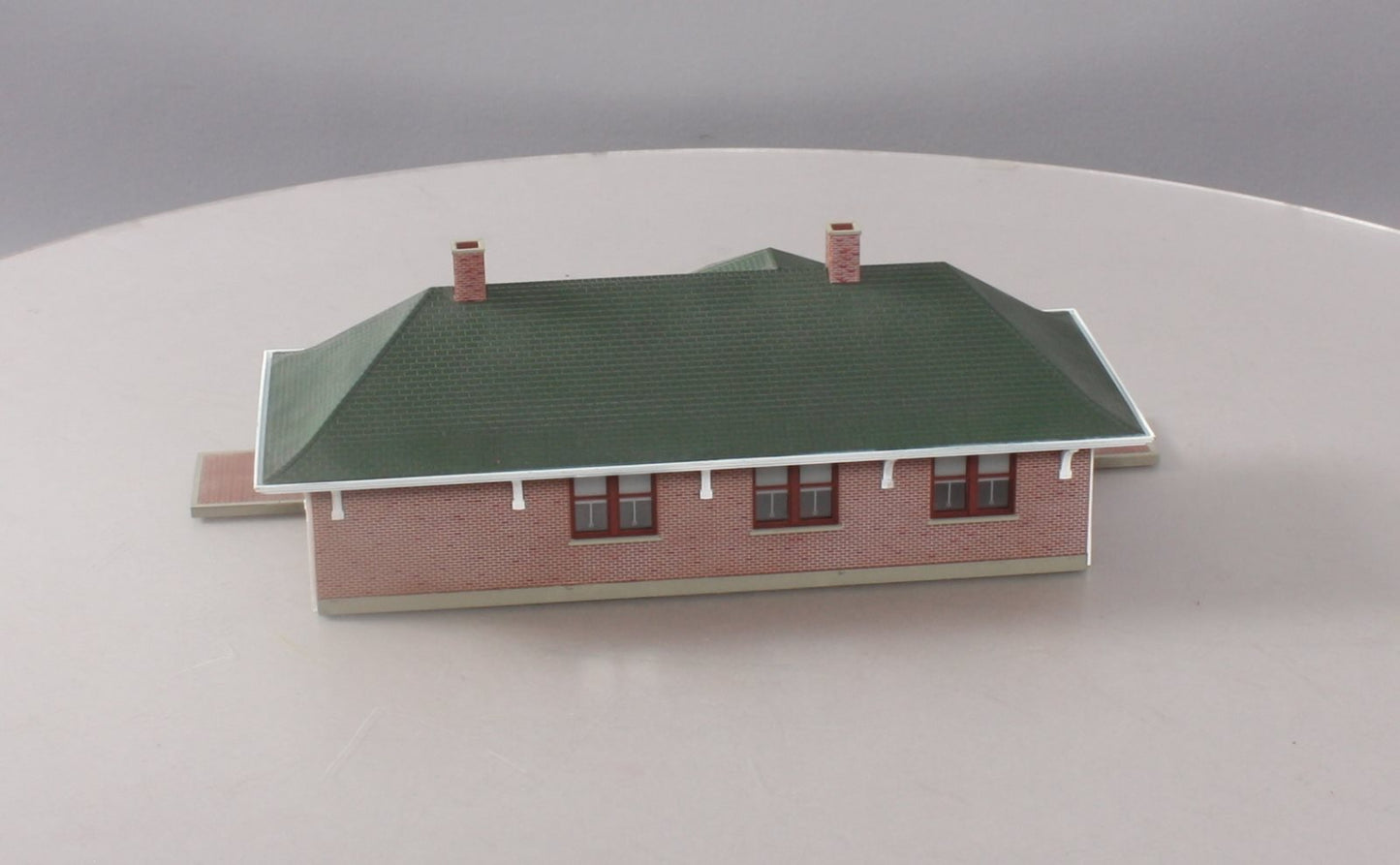 Walthers 933-2831 HO Scale Pella Brick Depot W/ Figures & Accessories Built-Ups