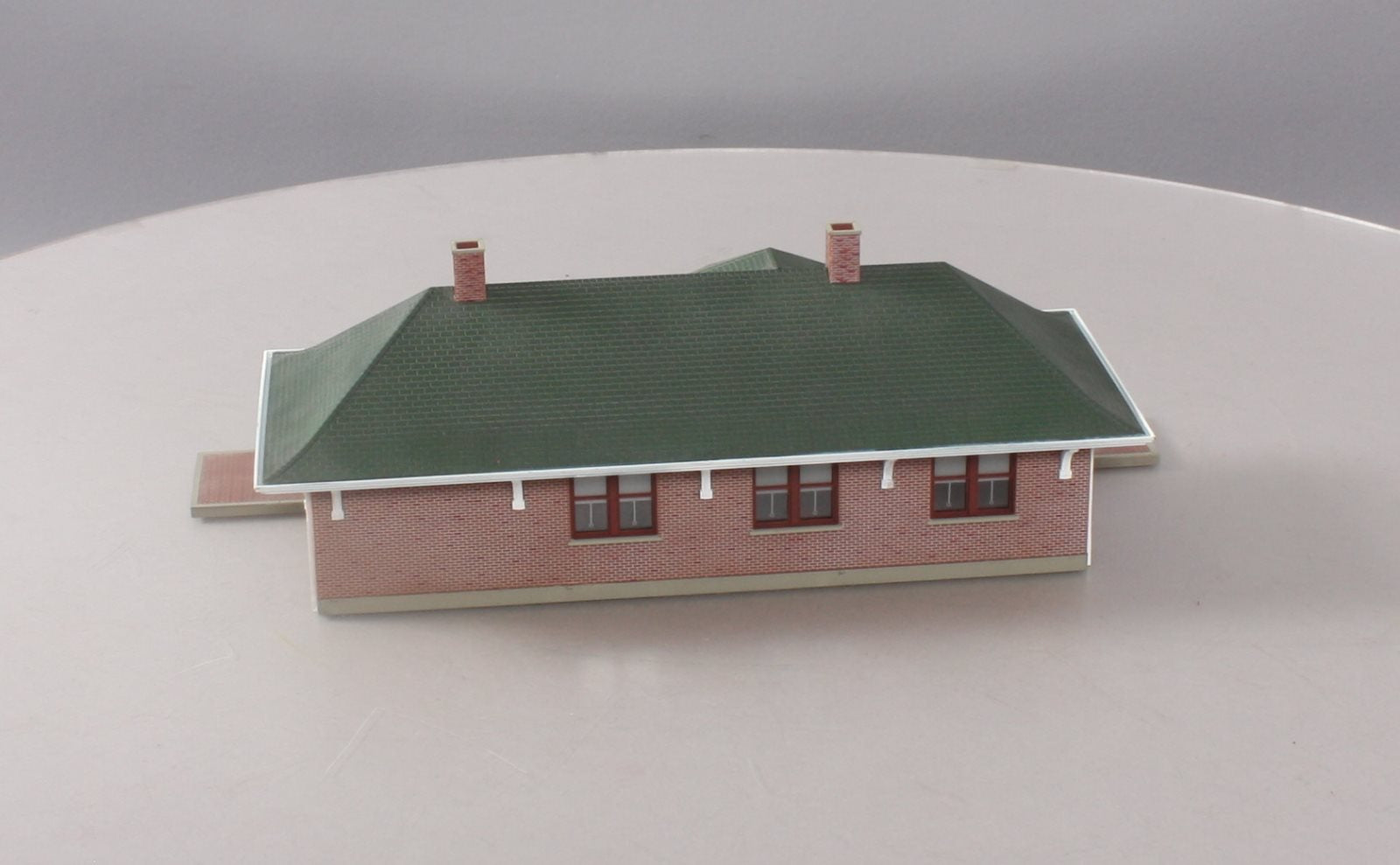 Walthers 933-2831 HO Scale Pella Brick Depot W/ Figures & Accessories Built-Ups