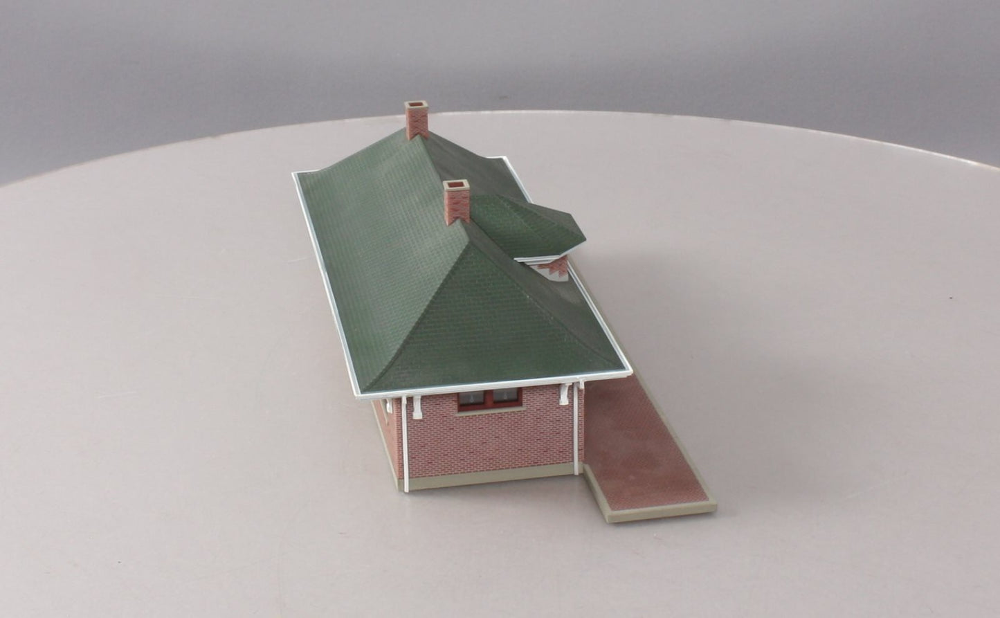 Walthers 933-2831 HO Scale Pella Brick Depot W/ Figures & Accessories Built-Ups