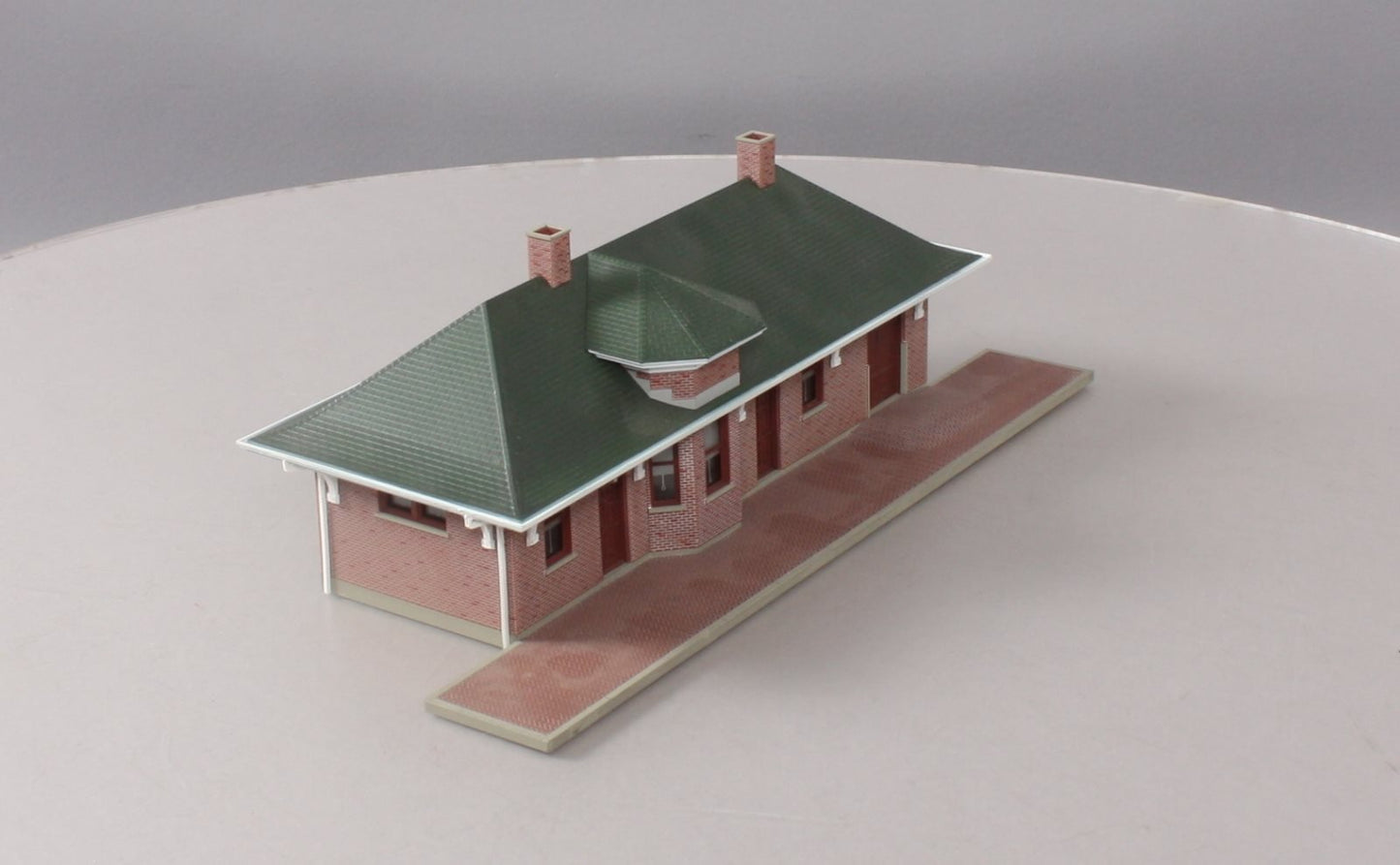 Walthers 933-2831 HO Scale Pella Brick Depot W/ Figures & Accessories Built-Ups