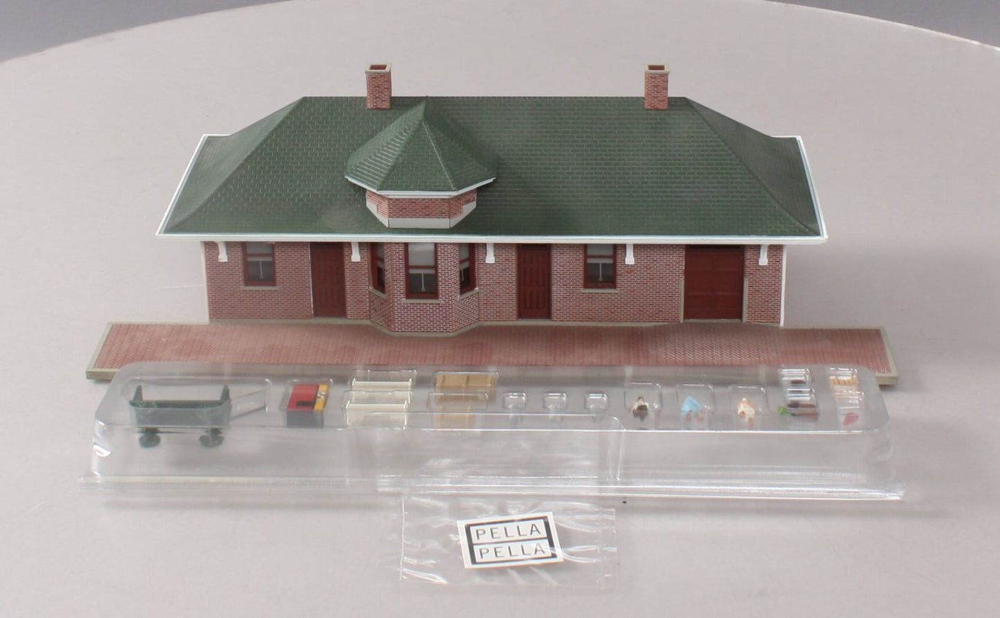 Walthers 933-2831 HO Scale Pella Brick Depot W/ Figures & Accessories Built-Ups