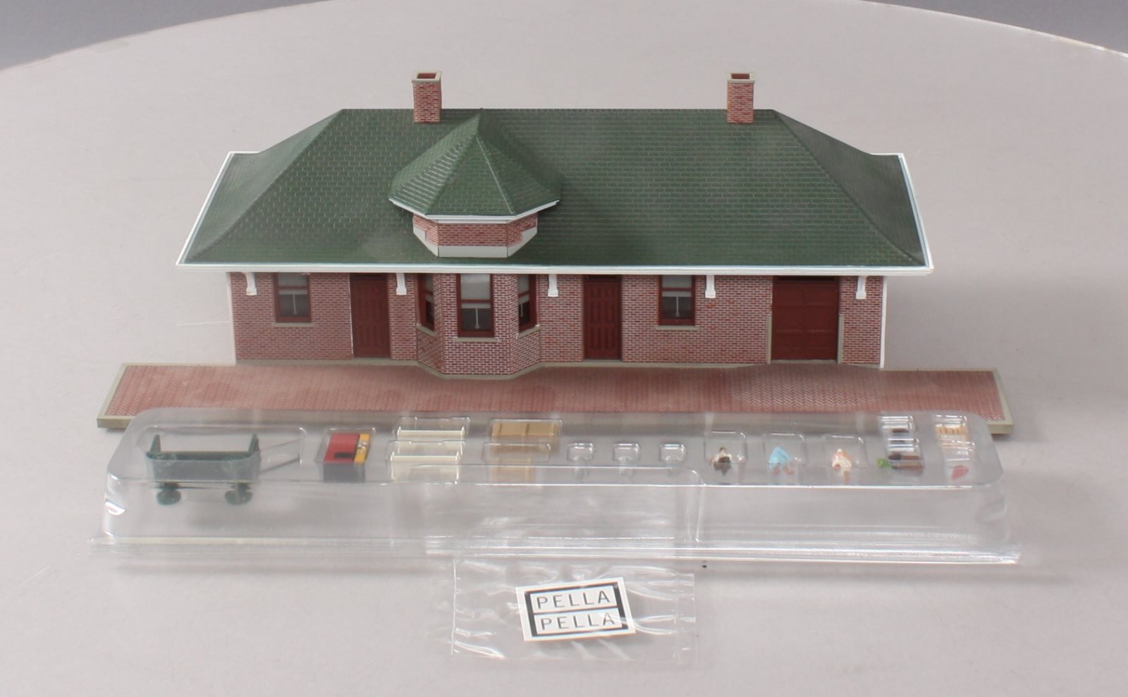 Walthers 933-2831 HO Scale Pella Brick Depot W/ Figures & Accessories Built-Ups
