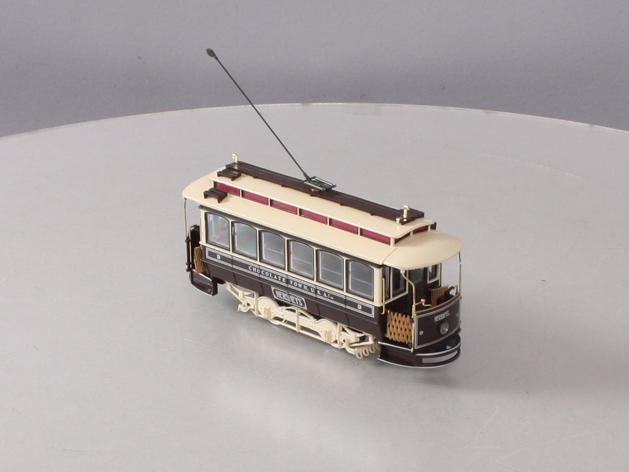 Bachmann 25155 On30 Hershey's Spectrum Traction-Powered Closed Streetcar