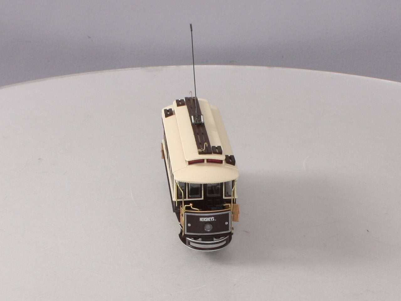 Bachmann 25155 On30 Hershey's Spectrum Traction-Powered Closed Streetcar