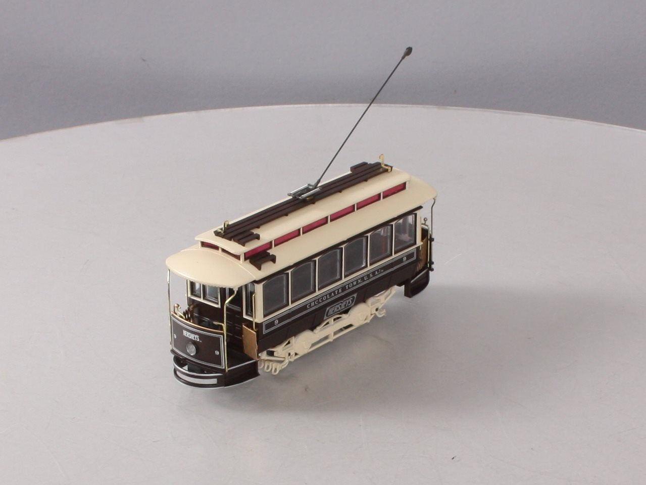 Bachmann 25155 On30 Hershey's Spectrum Traction-Powered Closed Streetcar