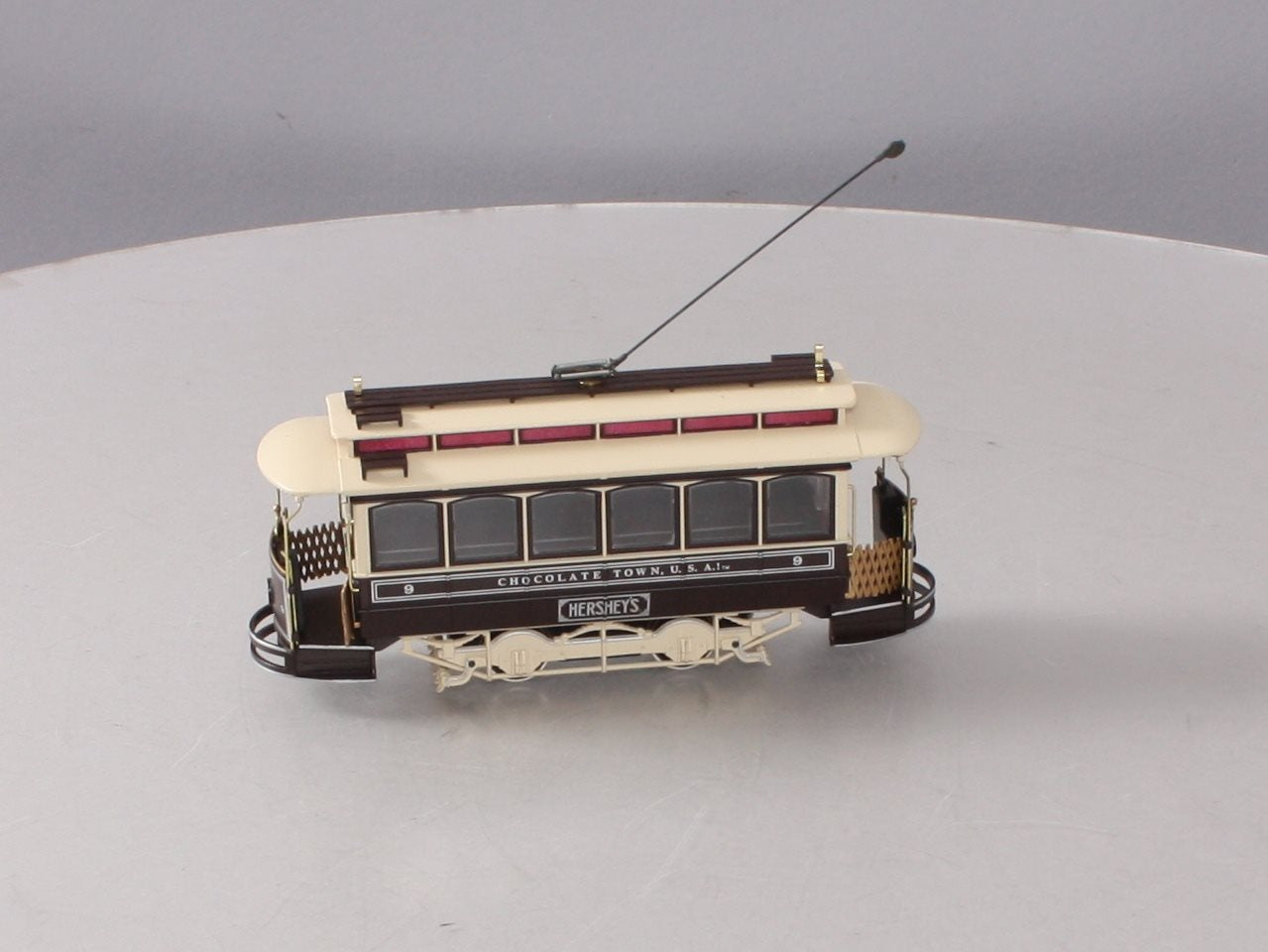 Bachmann 25155 On30 Hershey's Spectrum Traction-Powered Closed Streetcar