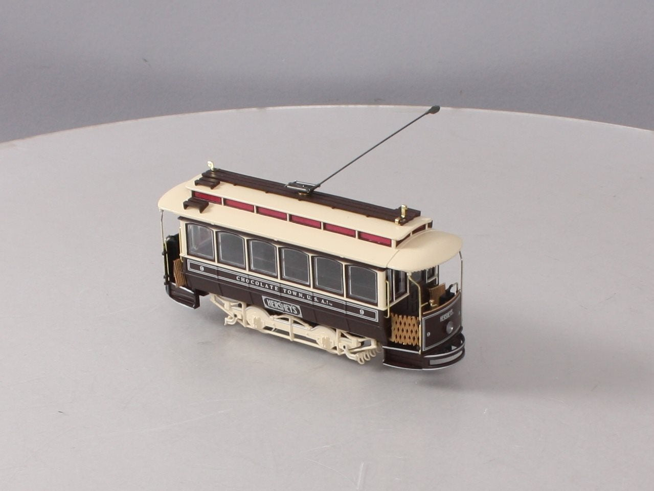 Bachmann 25155 On30 Hershey's Spectrum Traction-Powered Closed Streetcar