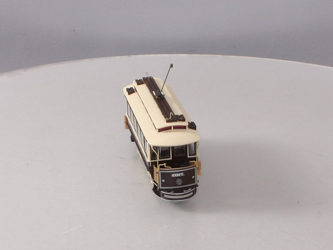 Bachmann 25155 On30 Hershey's Spectrum Traction-Powered Closed Streetcar
