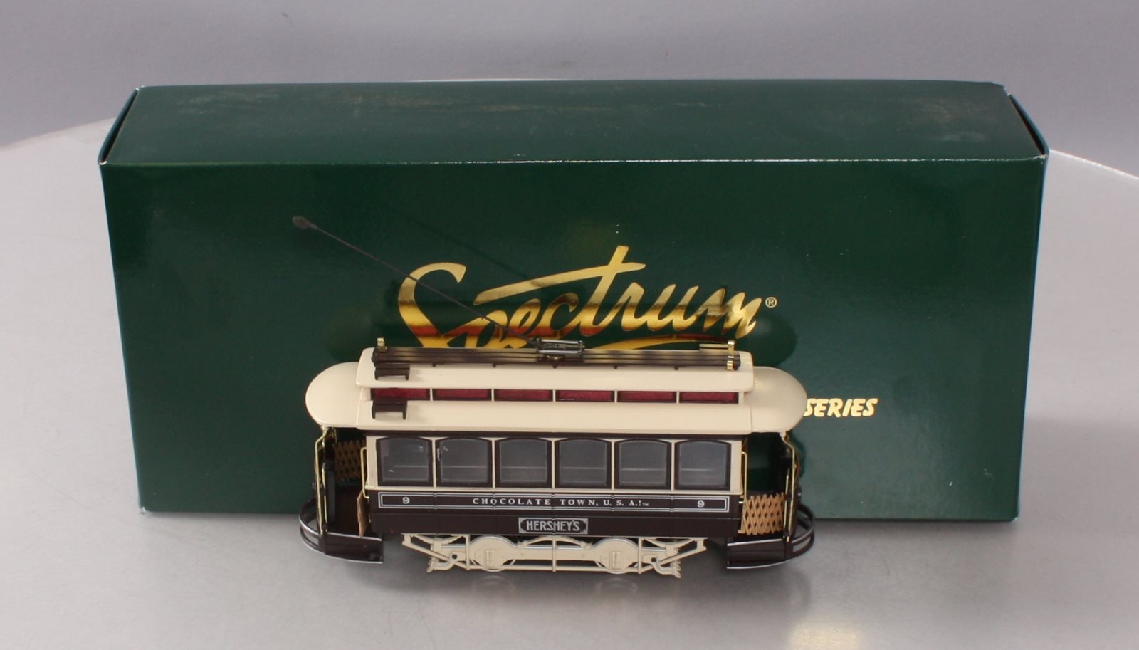 Bachmann 25155 On30 Hershey's Spectrum Traction-Powered Closed Streetcar