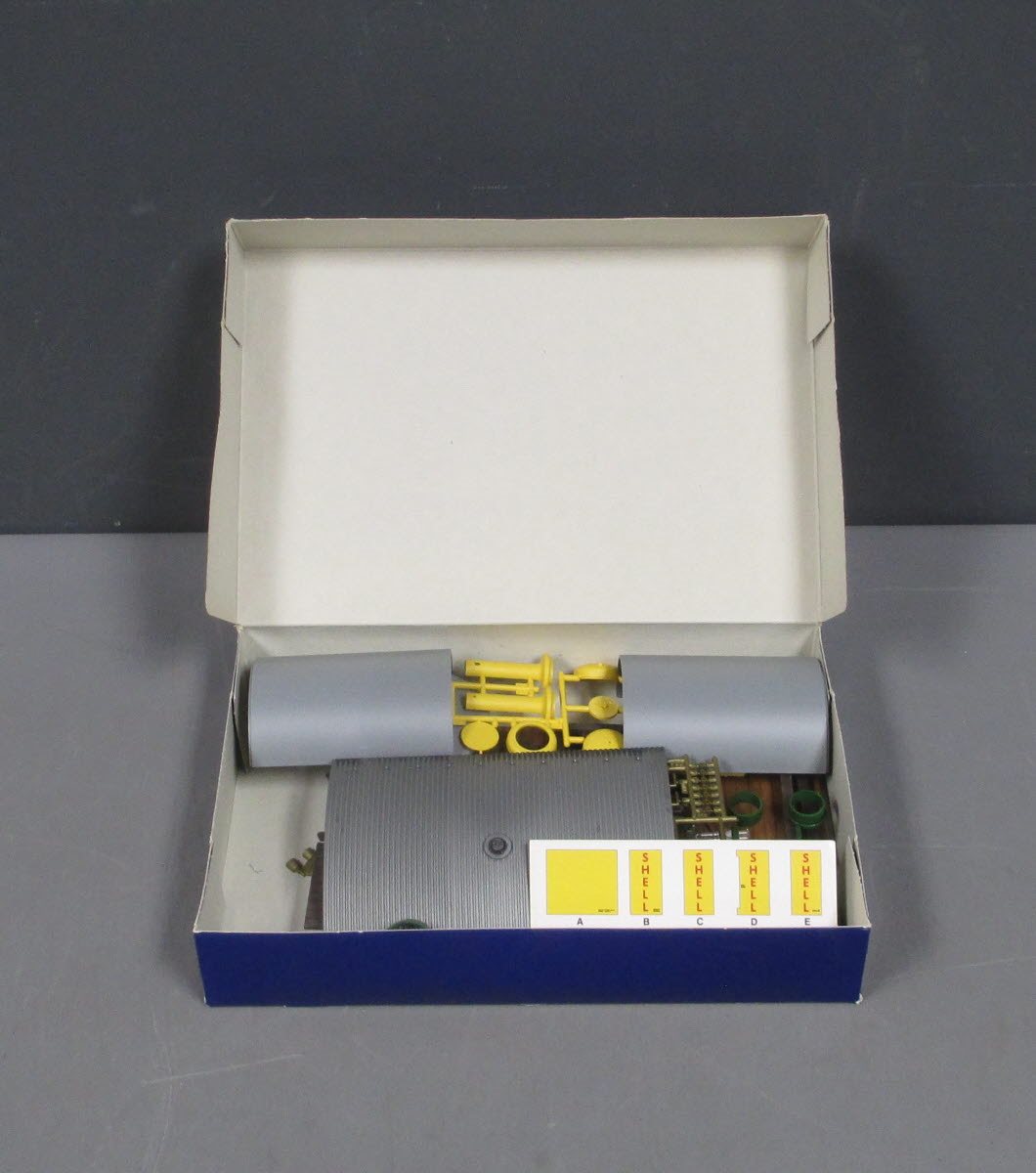 Pola 983 G Scale Gas Pump & Storage Shelter Building Kit