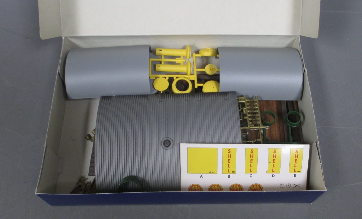 Pola 983 G Scale Gas Pump & Storage Shelter Building Kit