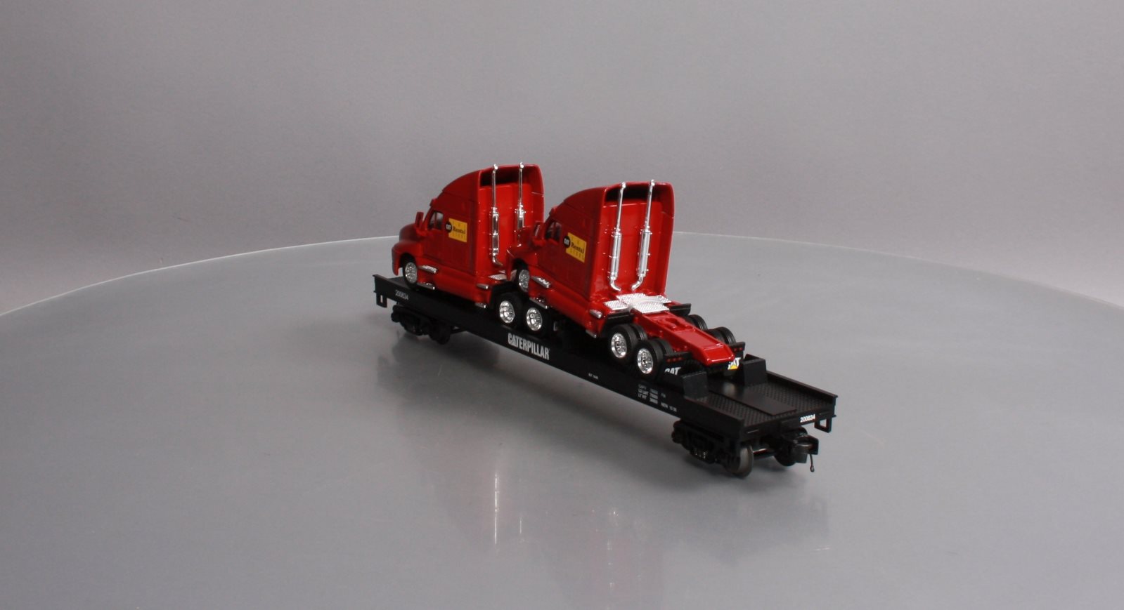 MTH 20-98531 O Gauge Caterpillar Flat Car w/ 2 CAT Rental Store Haulers #200634