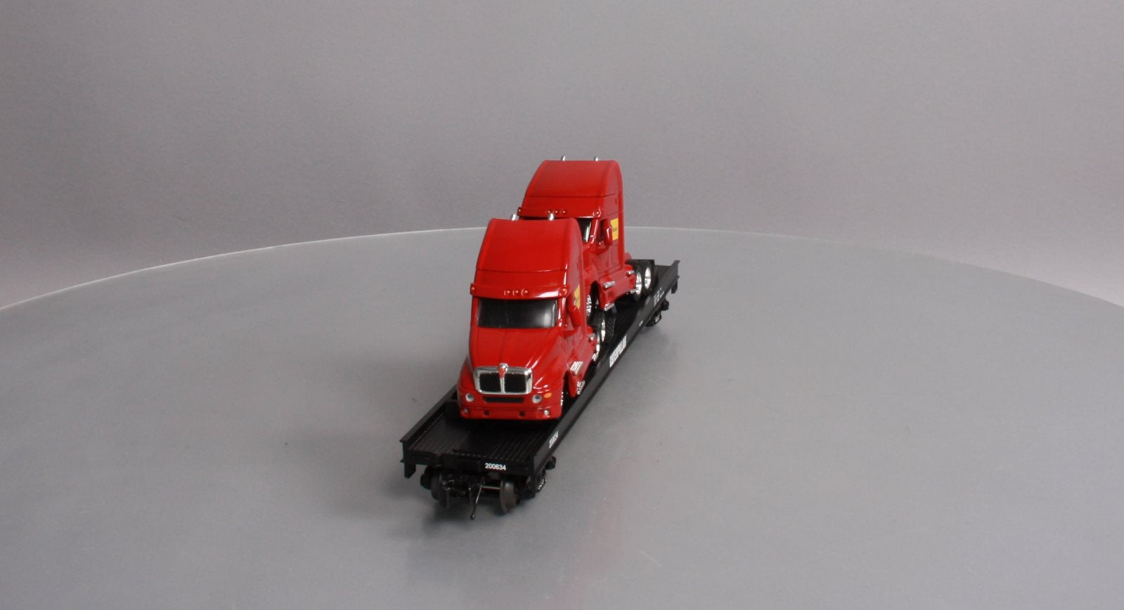 MTH 20-98531 O Gauge Caterpillar Flat Car w/ 2 CAT Rental Store Haulers #200634