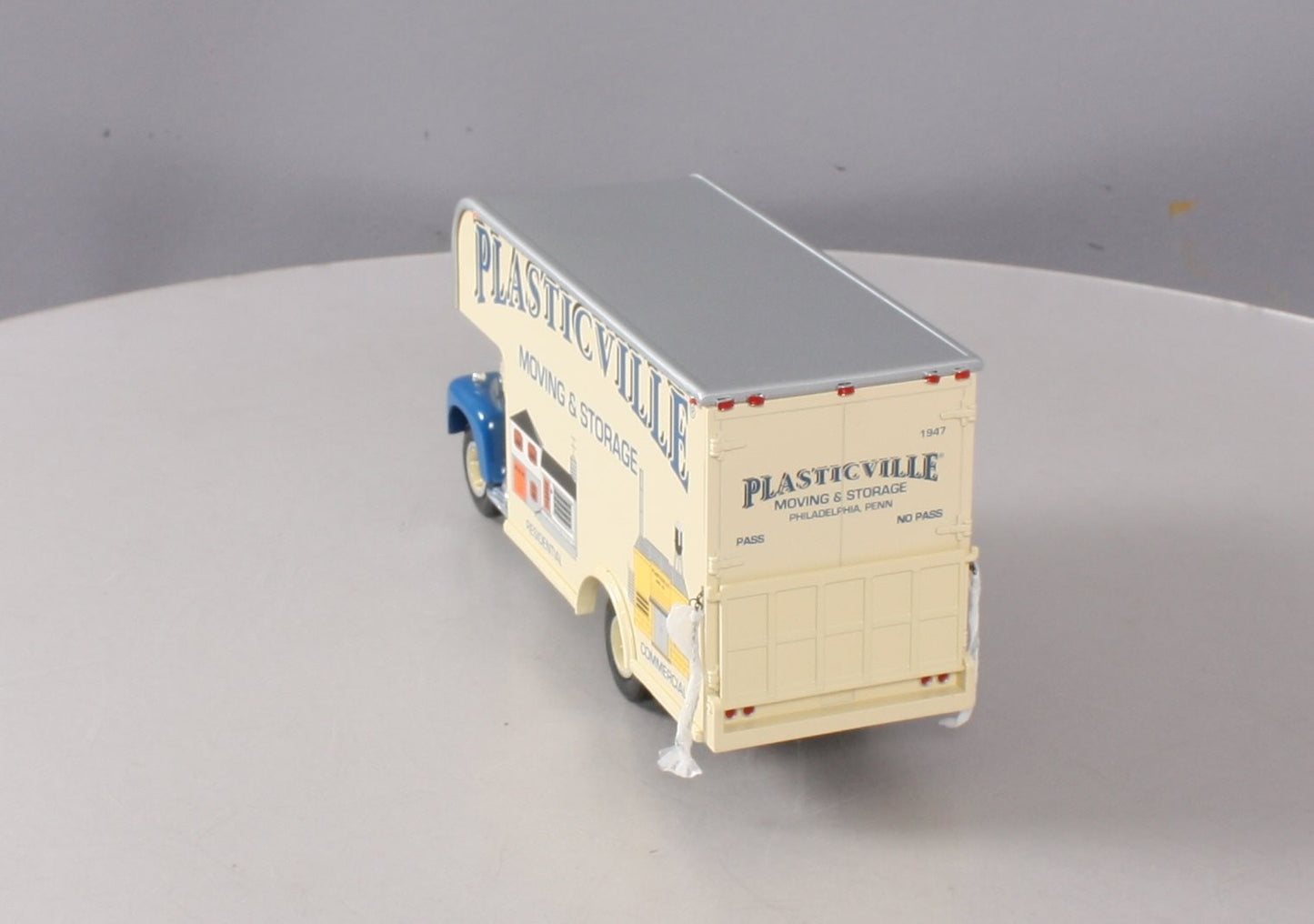 Eastwood Automobilia 19-1671 1:34 Scale Plasticville 1957 International R-200