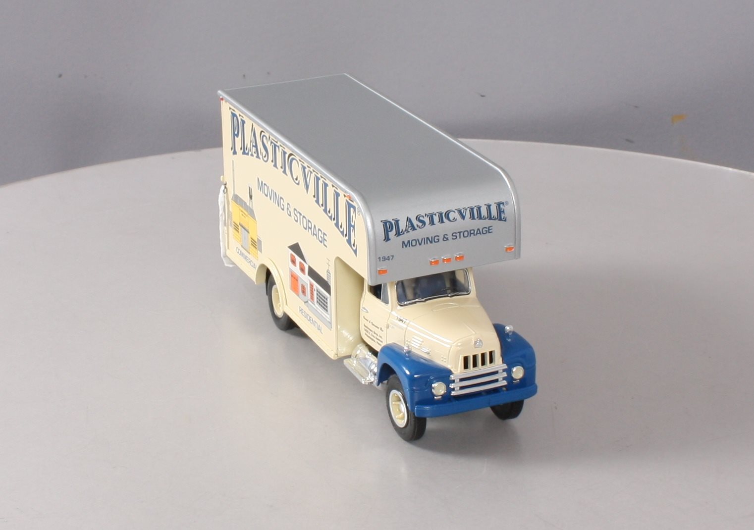 Eastwood Automobilia 19-1671 1:34 Scale Plasticville 1957 International R-200
