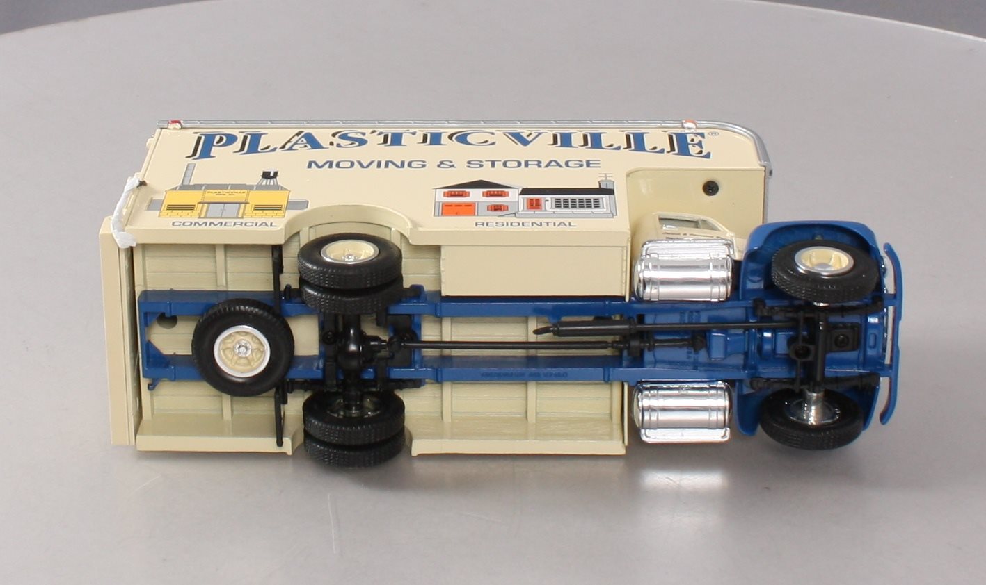 Eastwood Automobilia 19-1671 1:34 Scale Plasticville 1957 International R-200