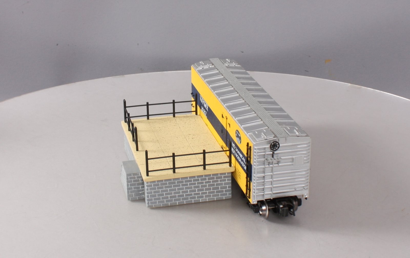 Lionel 6-36839 O NYC Operating Milk Car w/Platform