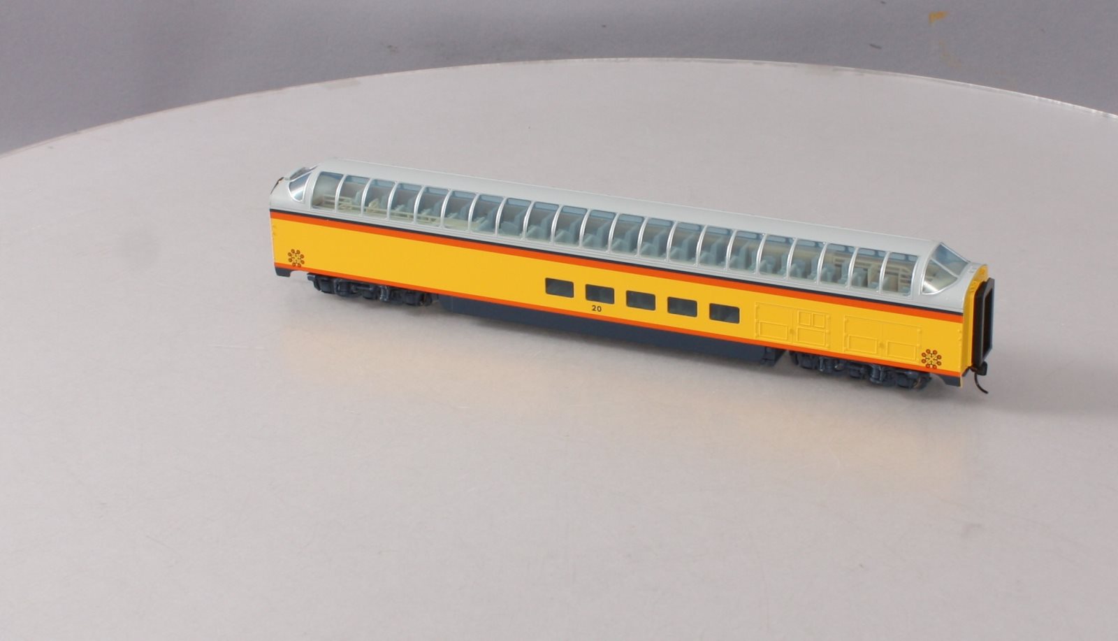 Walthers 932-6884 HO Chessie System Pullman-Standard Super Dome