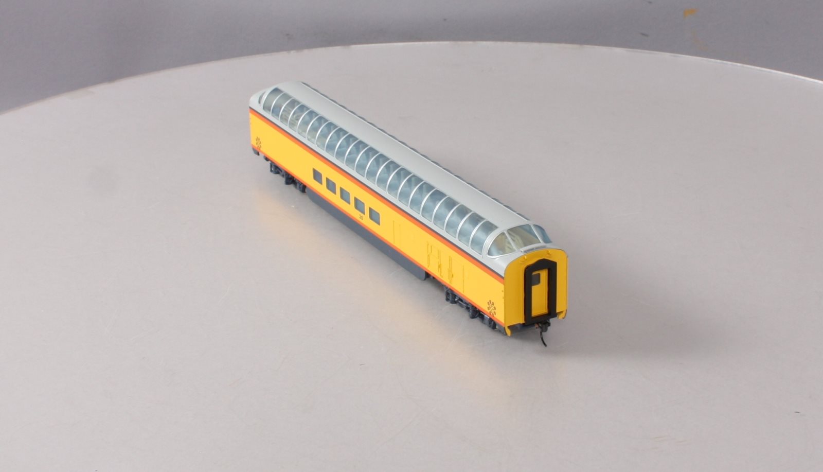 Walthers 932-6884 HO Chessie System Pullman-Standard Super Dome