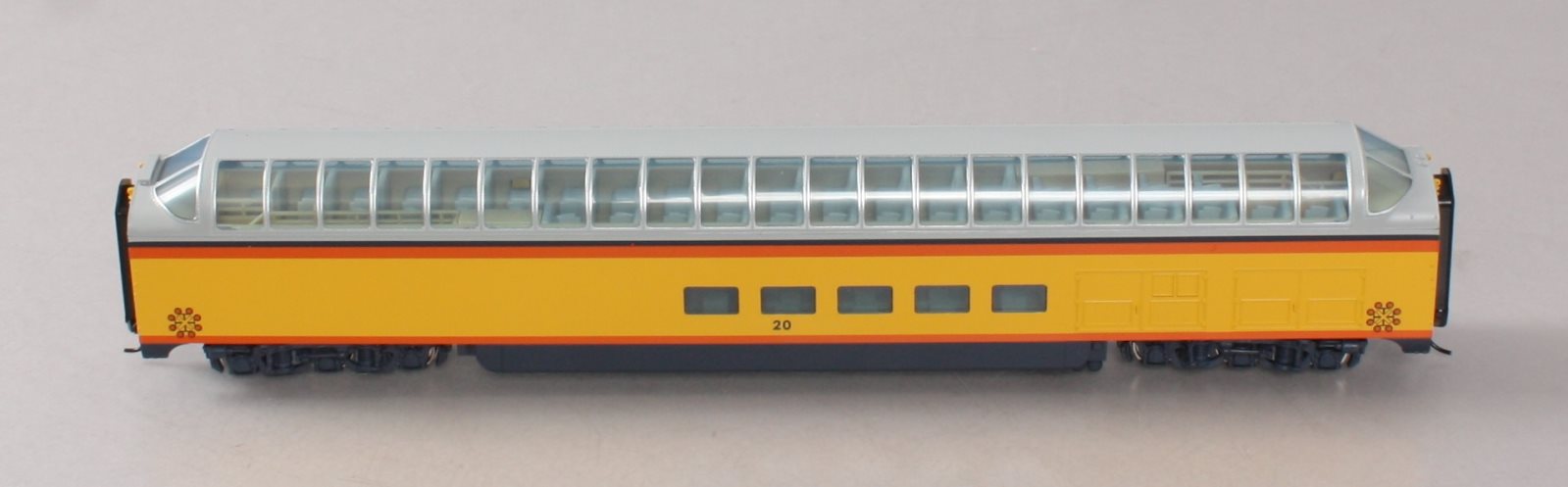Walthers 932-6884 HO Chessie System Pullman-Standard Super Dome