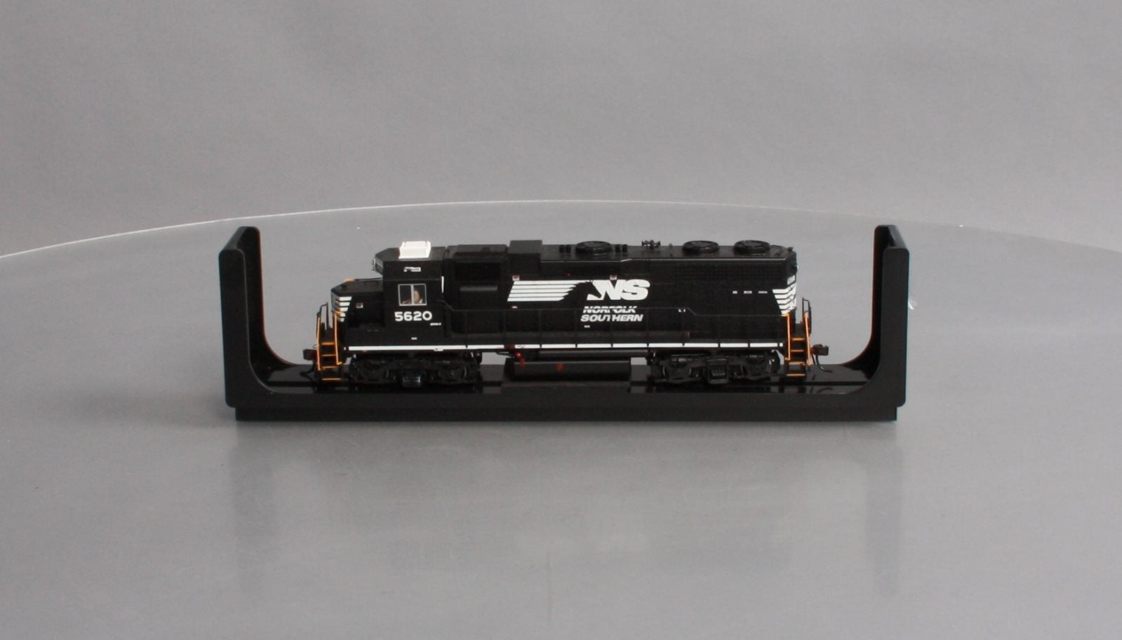Atlas 10002403 HO Norfolk Southern GP38 Low Nose Locomotive Gold Series #5620
