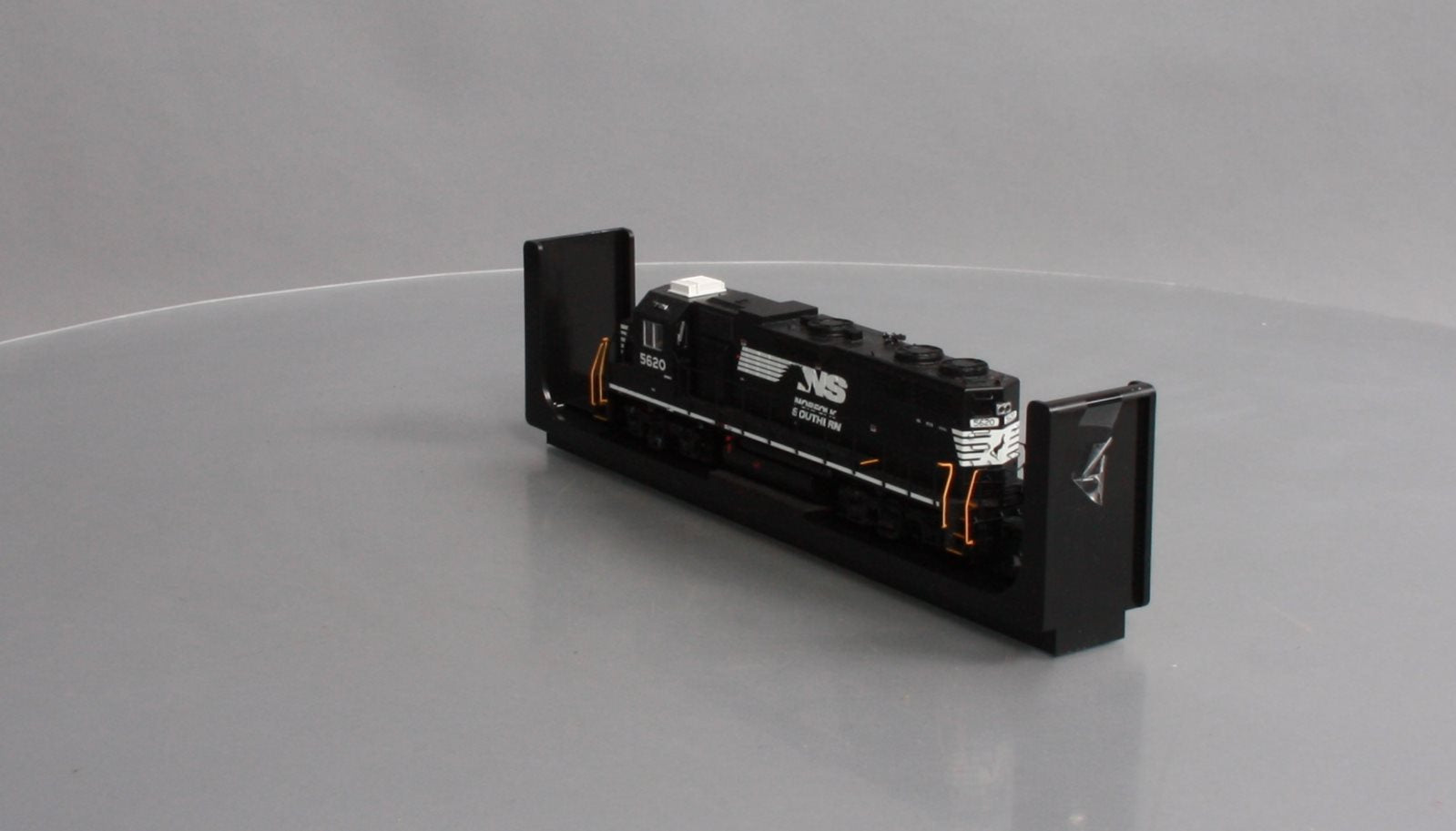 Atlas 10002403 HO Norfolk Southern GP38 Low Nose Locomotive Gold Series #5620