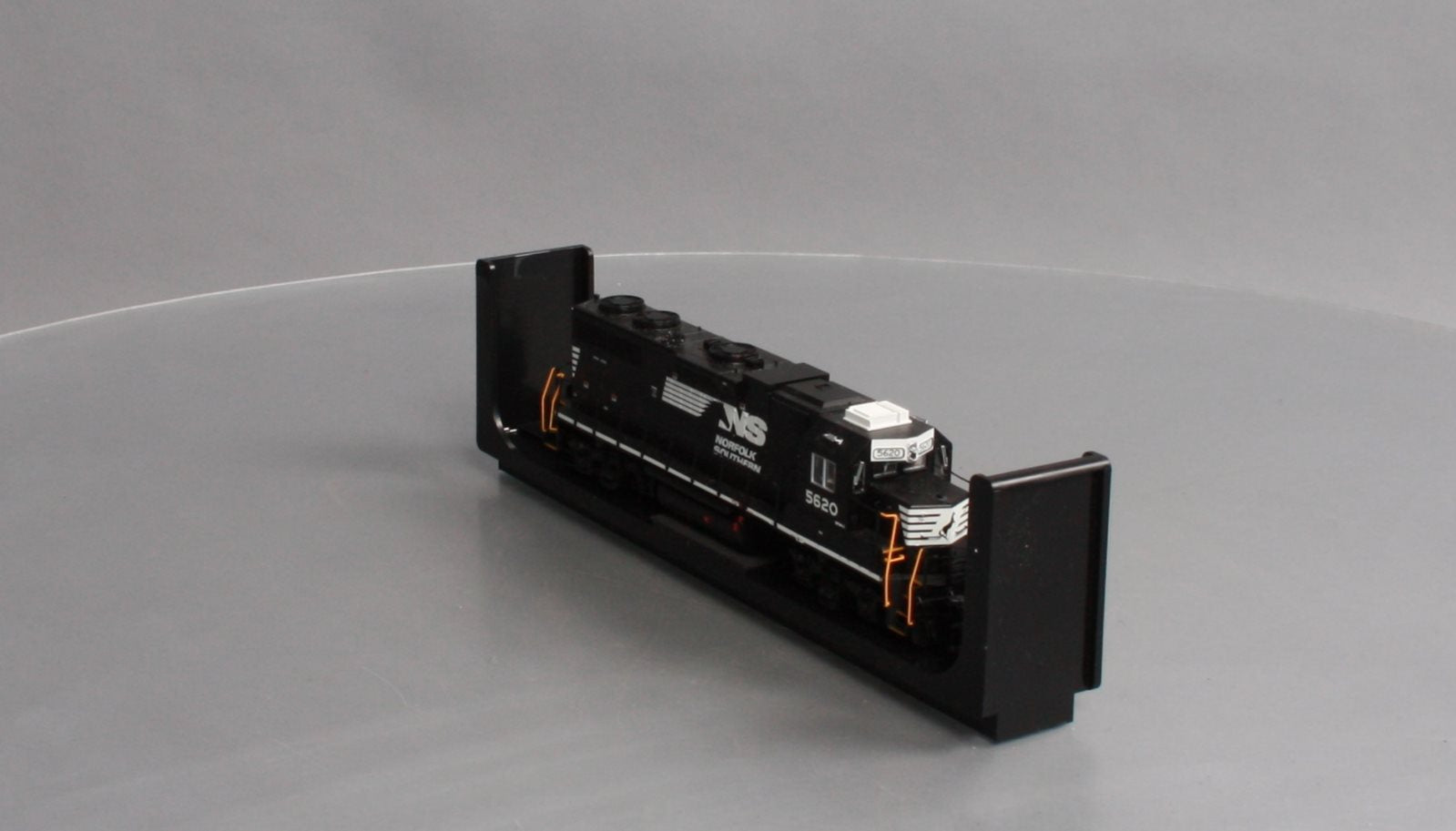 Atlas 10002403 HO Norfolk Southern GP38 Low Nose Locomotive Gold Series #5620